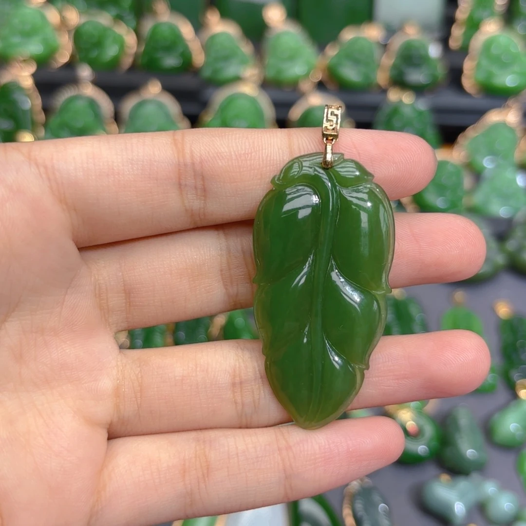 颈饰18K金镶嵌和田玉（碧玉）
