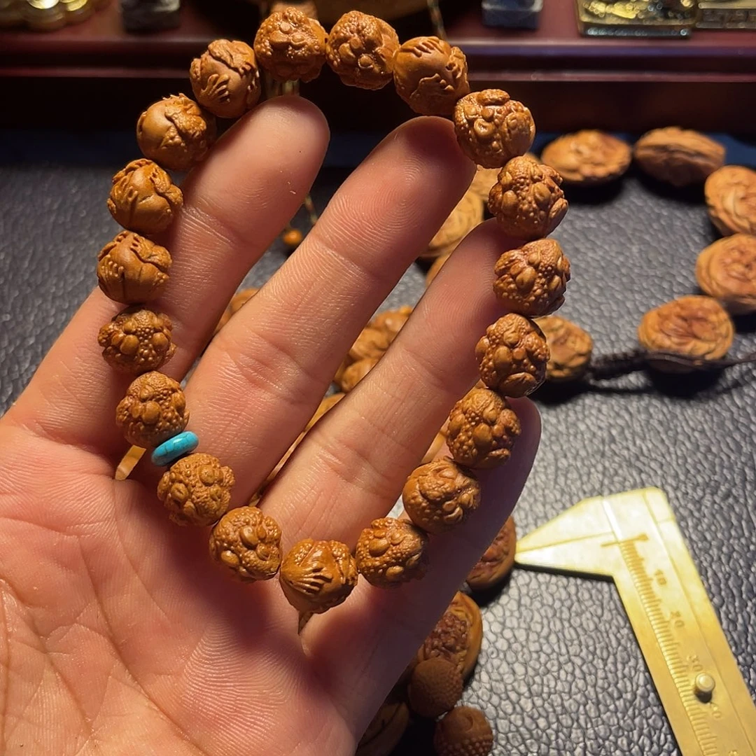 龙纹桃核雕刻金蟾