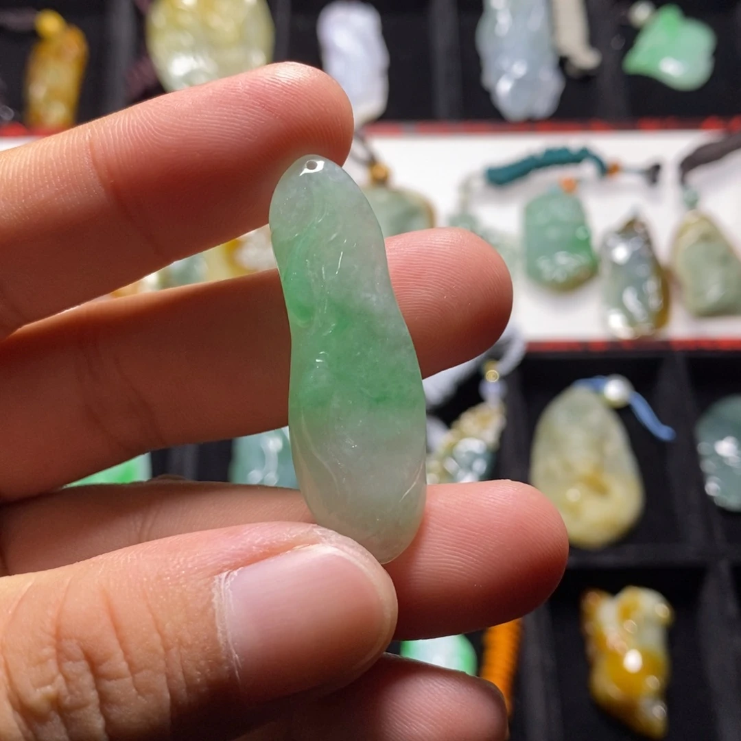 翡翠未镶嵌颈饰挂件