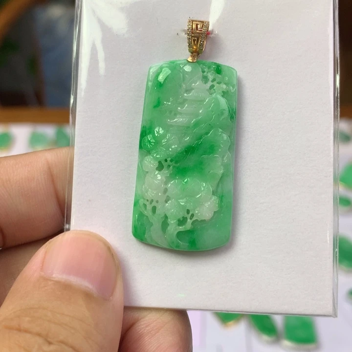 翡翠18K金镶嵌颈饰