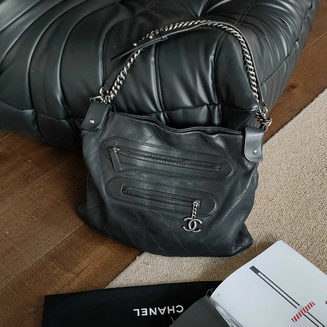 95新 Chanel/香奈儿 Azul - 黑银牛皮口袋时尚机车斜挎包 39183