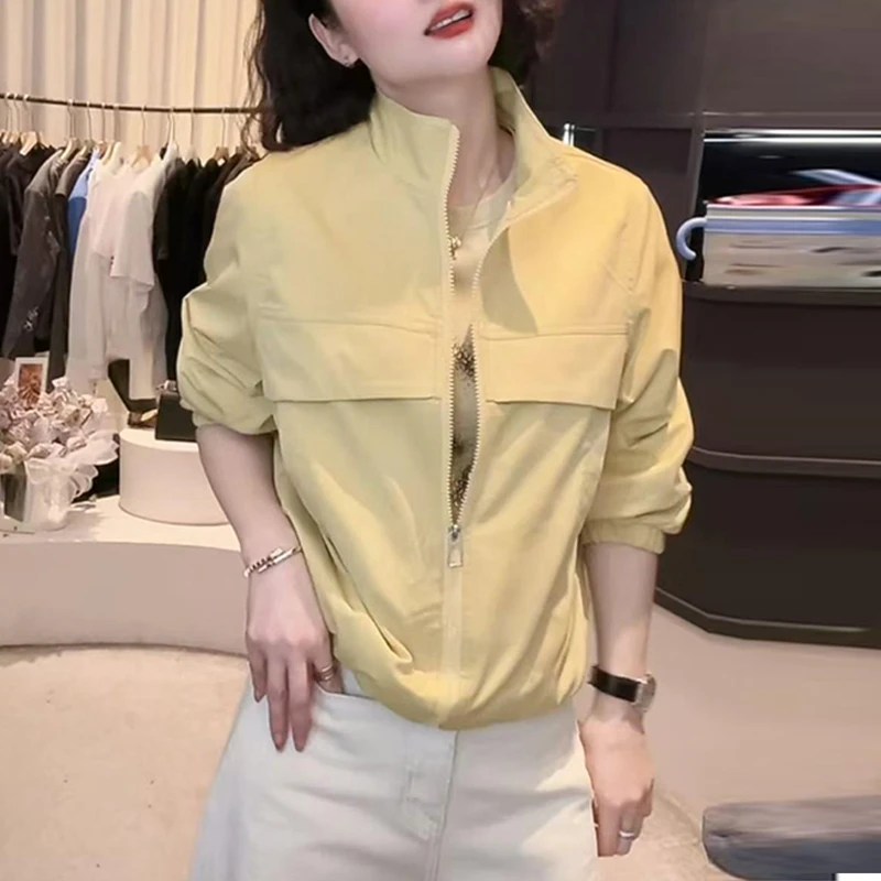 2025年春秋季新款纯色外套女士高级感小众遮肉百搭短款冲锋衣上衣