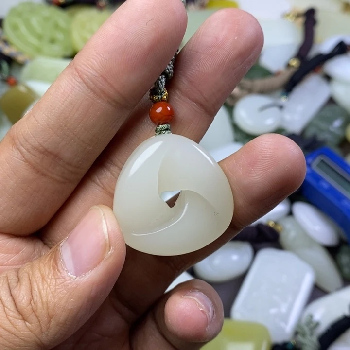 陈***1和田玉未镶嵌颈饰