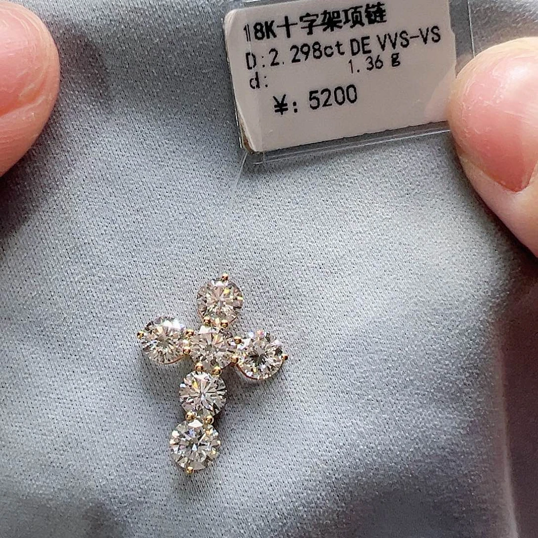 套链实验室培育钻石18K金镶嵌单颗38分，十字架k黄吊坠