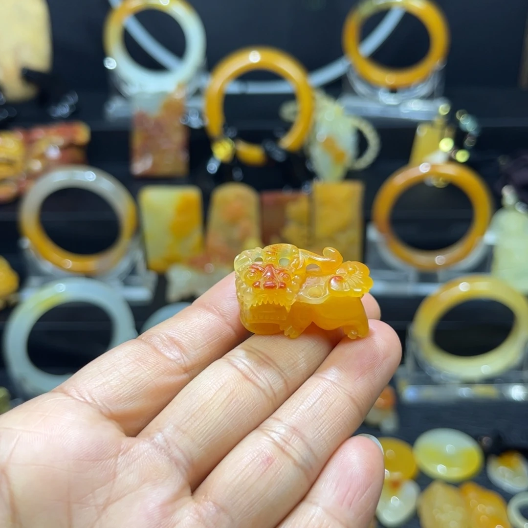 石英质玉（黄龙玉）未镶嵌颈饰