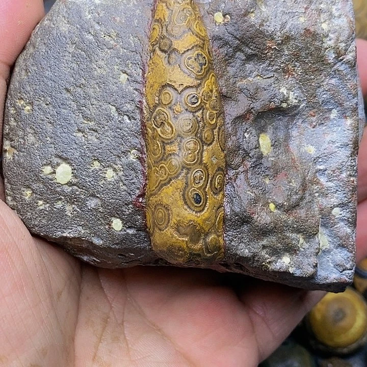 兵****）石头珠子是真的