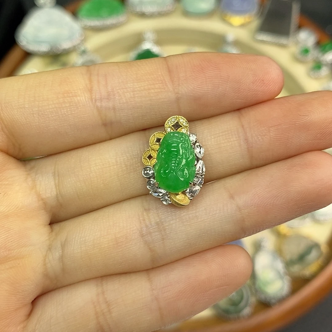 翡翠18K金镶嵌颈饰翡翠