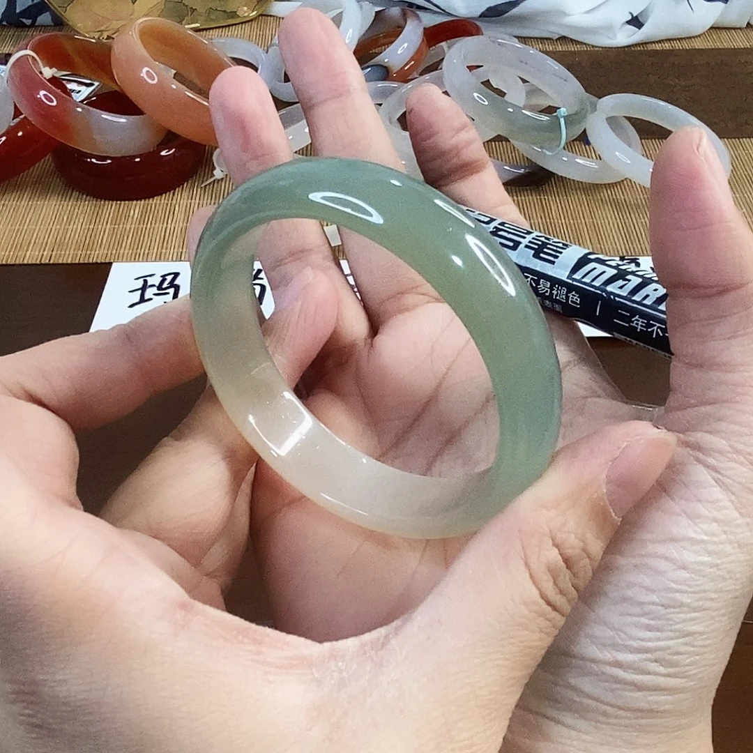 玛瑙/玉髓未镶嵌手镯0190。54.7圈。瑕