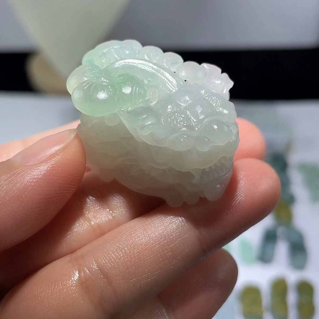 翡翠未镶嵌颈饰貔貅