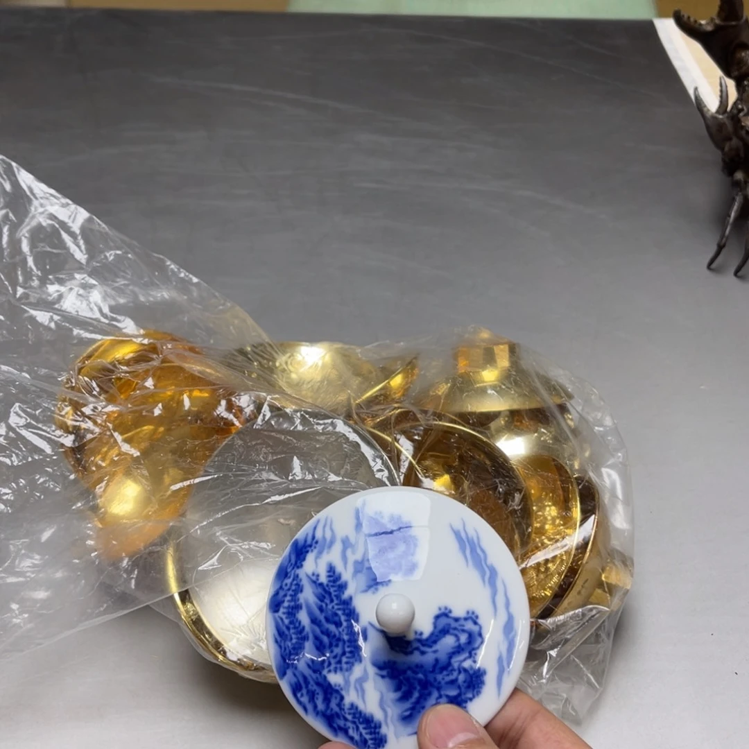 瓷片和**都密密麻麻地排列着一个