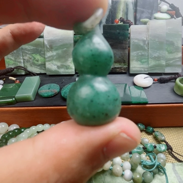 独山玉未镶嵌颈饰