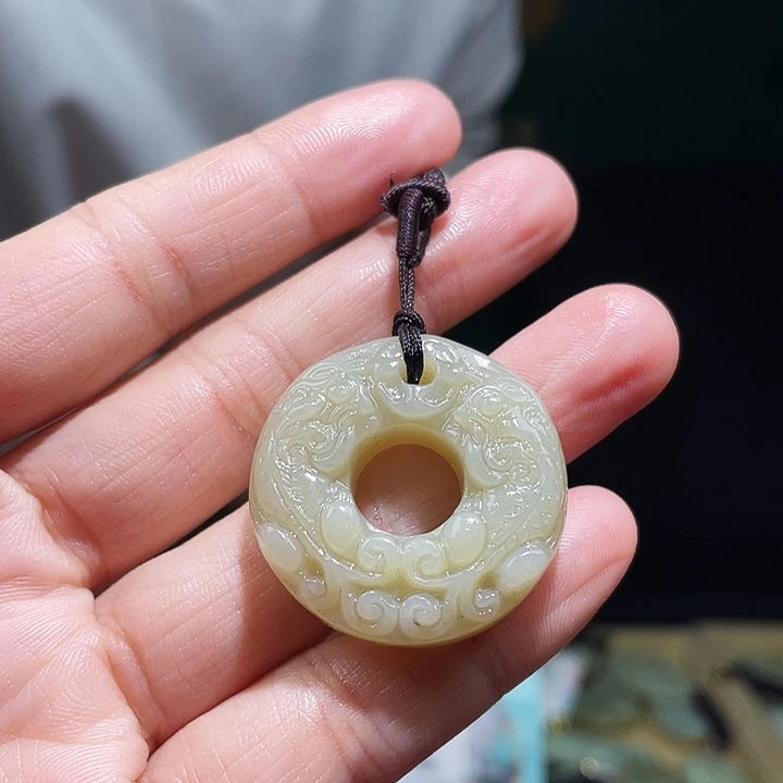和田玉未镶嵌颈饰多样性