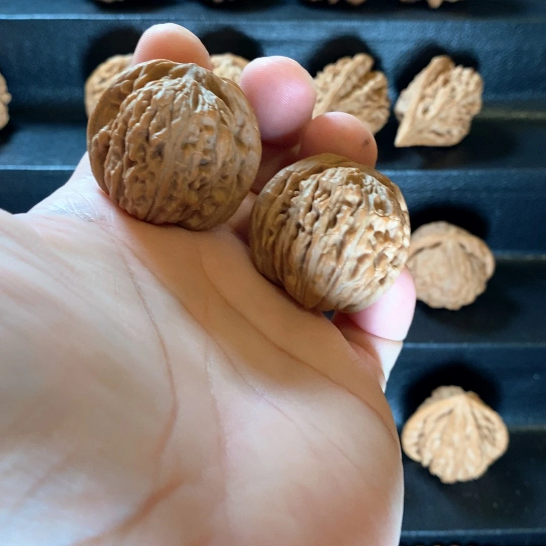 桃核把件汉高山四座楼37