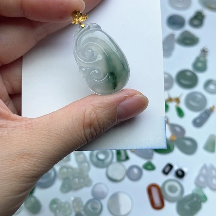 翡翠18K金镶嵌颈饰如意