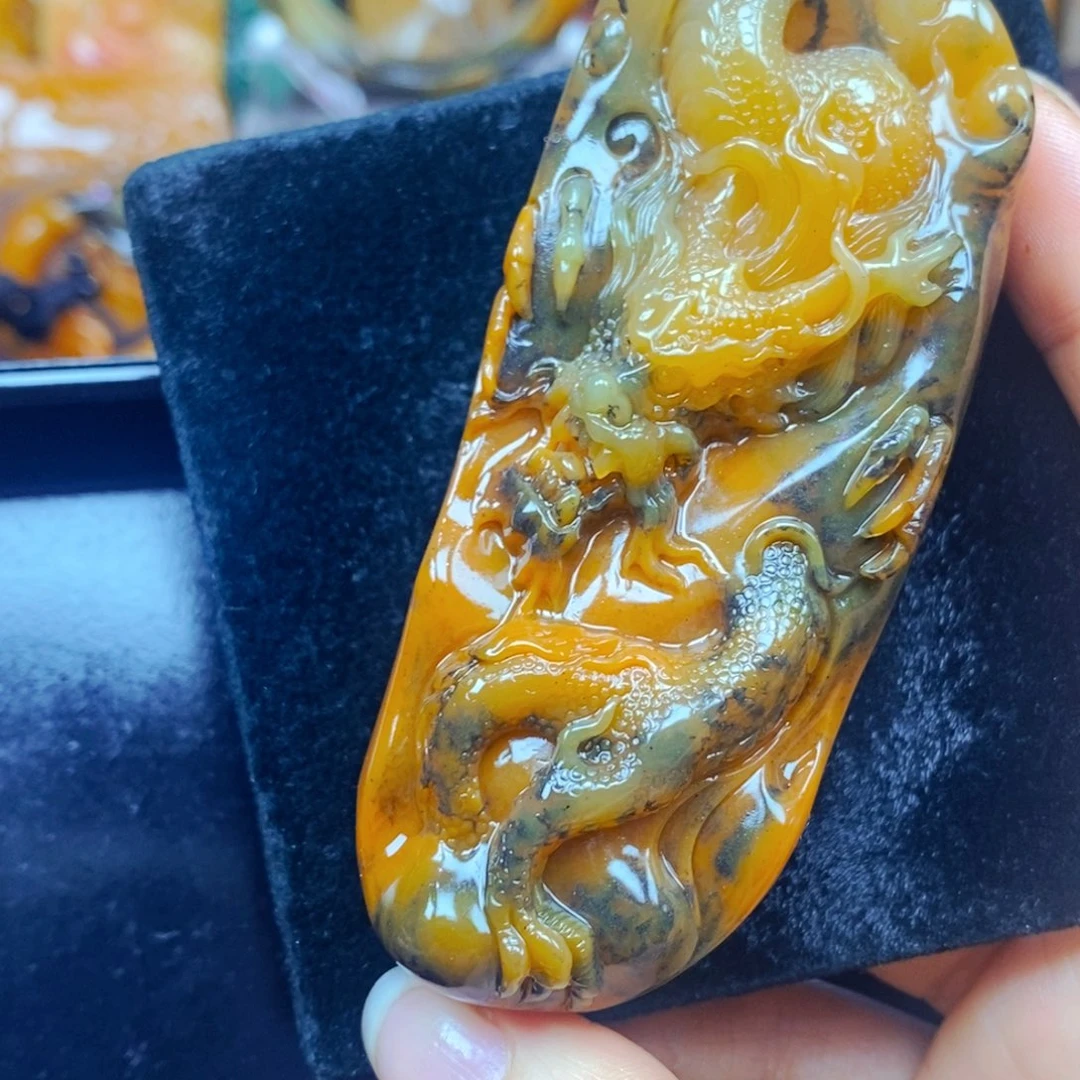未镶嵌石英质玉（黄龙玉）颈饰