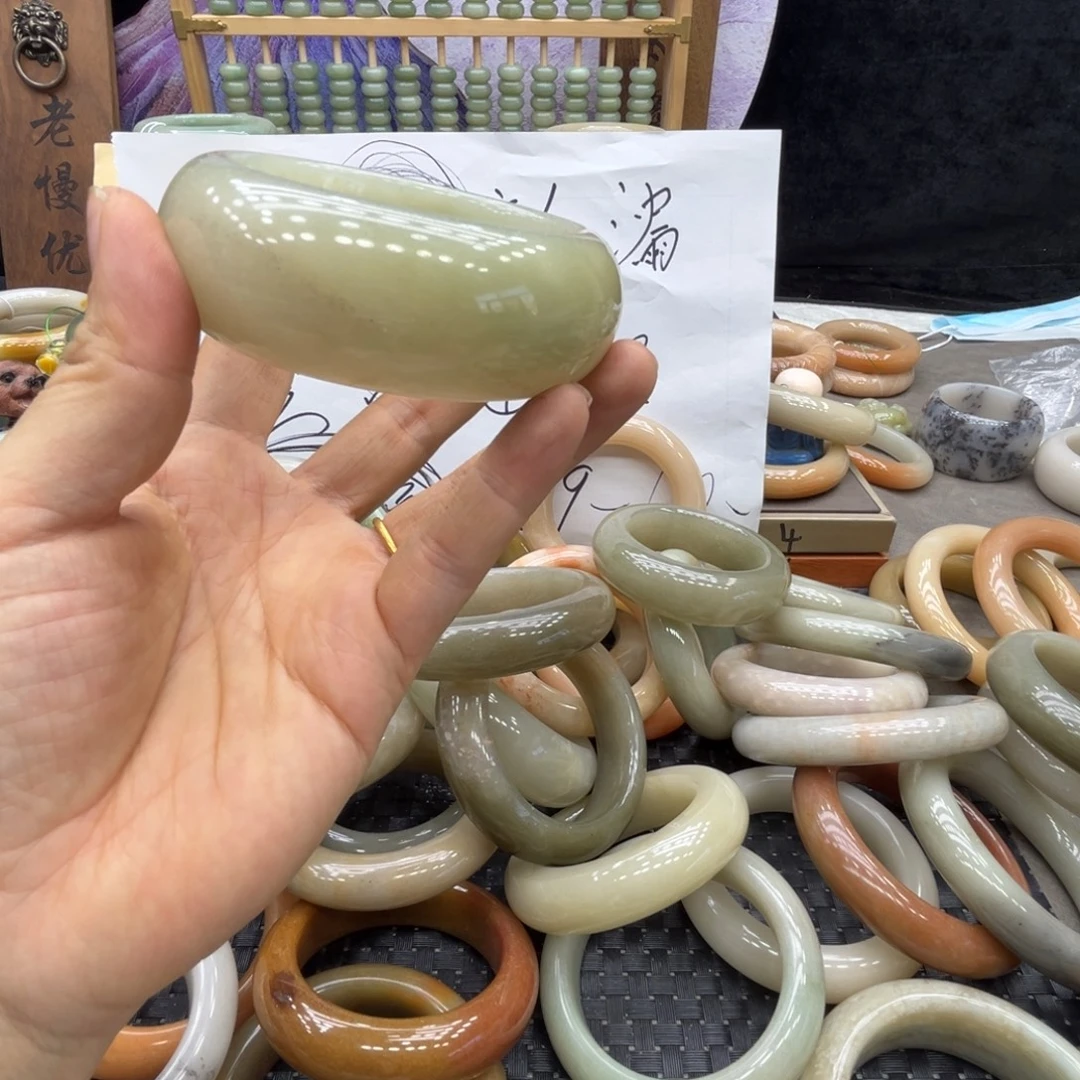 王***子石英质玉未镶嵌手镯