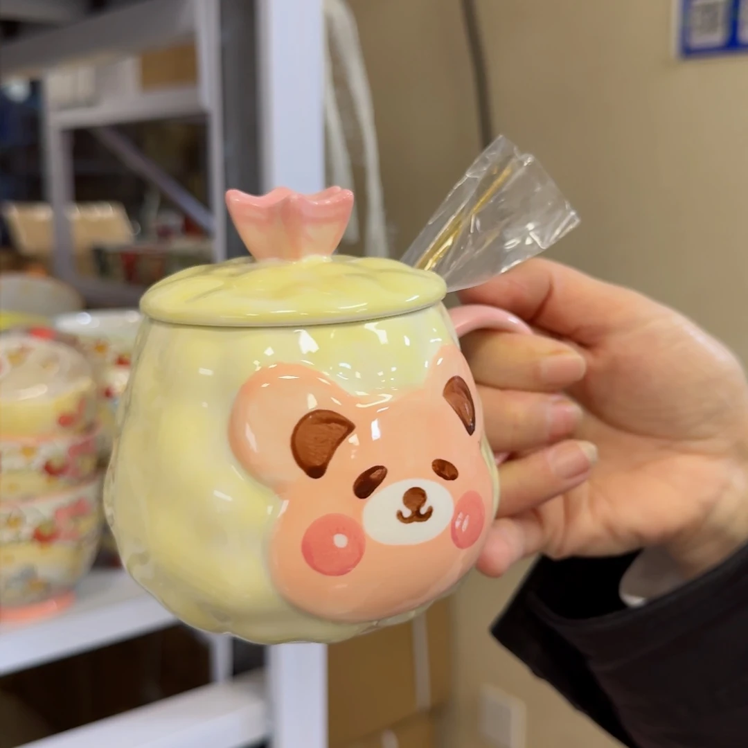 瓷片卡通带盖水杯一只