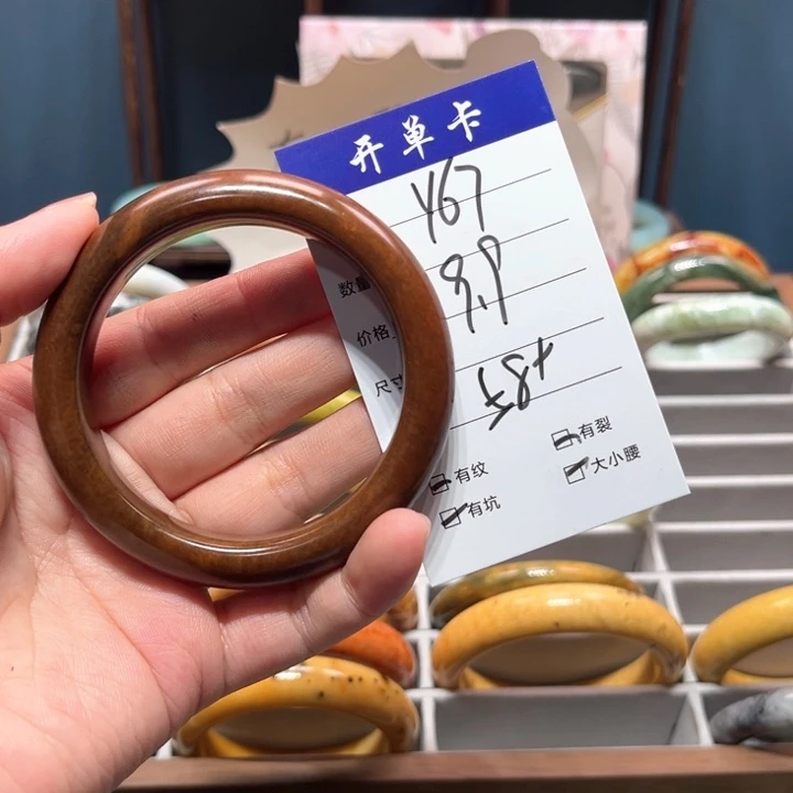 蛇纹石玉手镯未镶嵌有****兔