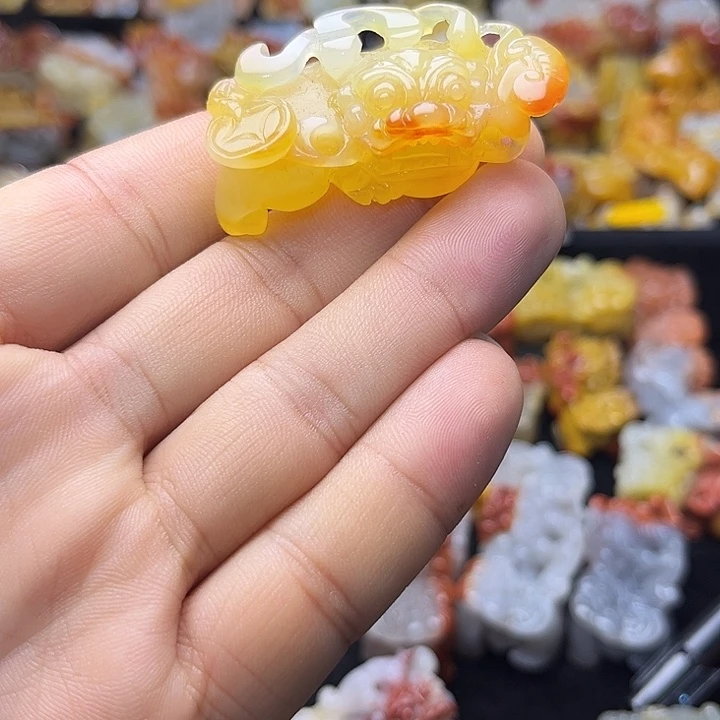 未镶嵌石英质玉（黄龙玉）颈饰