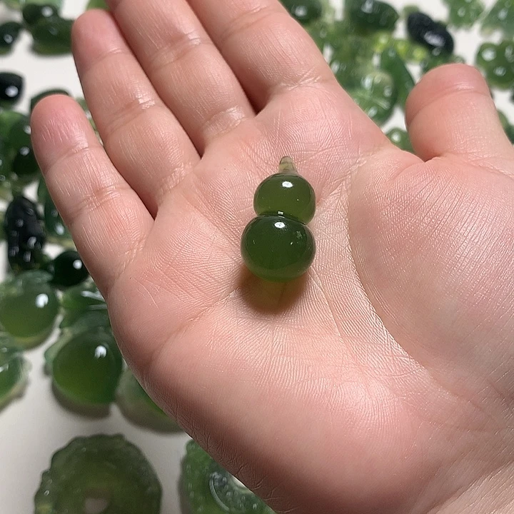 小***儿蛇纹石玉未镶嵌颈饰