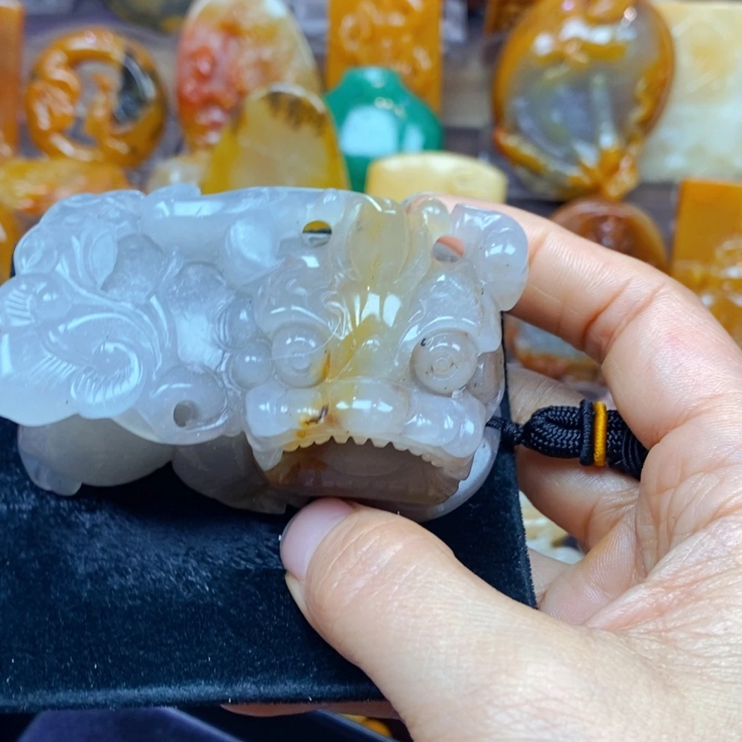 未镶嵌石英质玉（黄龙玉）颈饰
