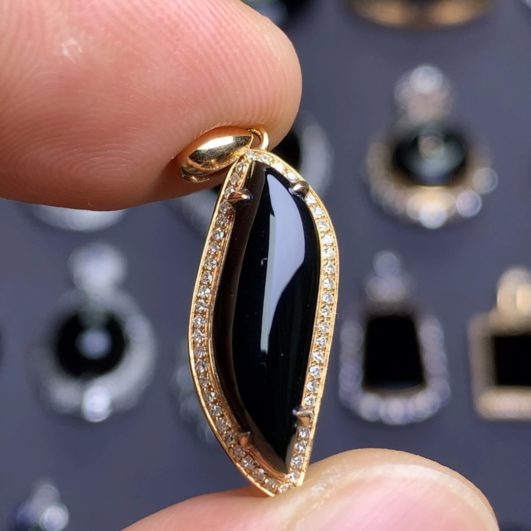 颈饰18K金镶嵌翡翠墨翠吊坠