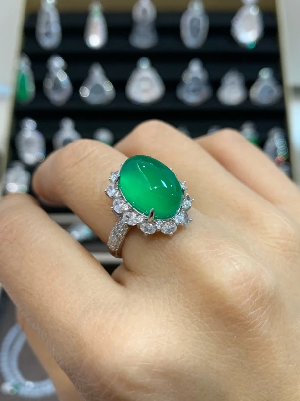 纯如水天然绿玉髓 无滤镜实拍 帝王绿玻璃种大蛋面豪镶戒指