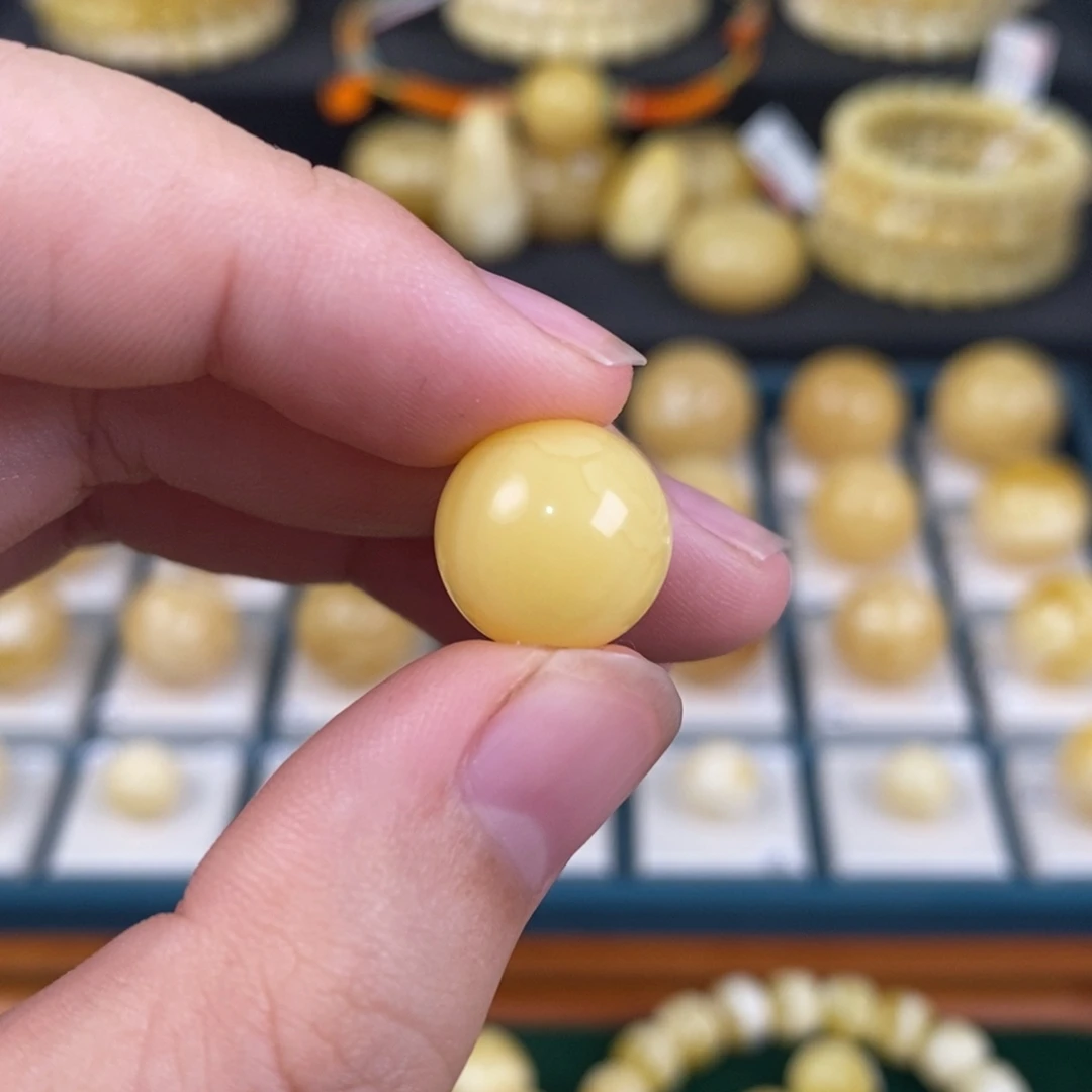 圆***亮蜜蜡未镶嵌珠宝奇石