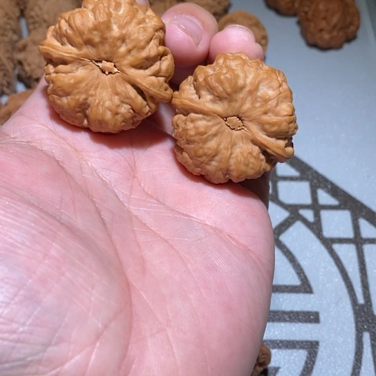 文玩核桃吊坠上**心娃娃