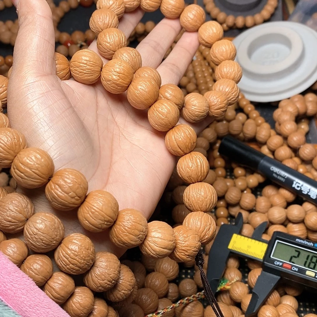 猴头核桃吊坠刘*M盆1.80手持，1.76单圈