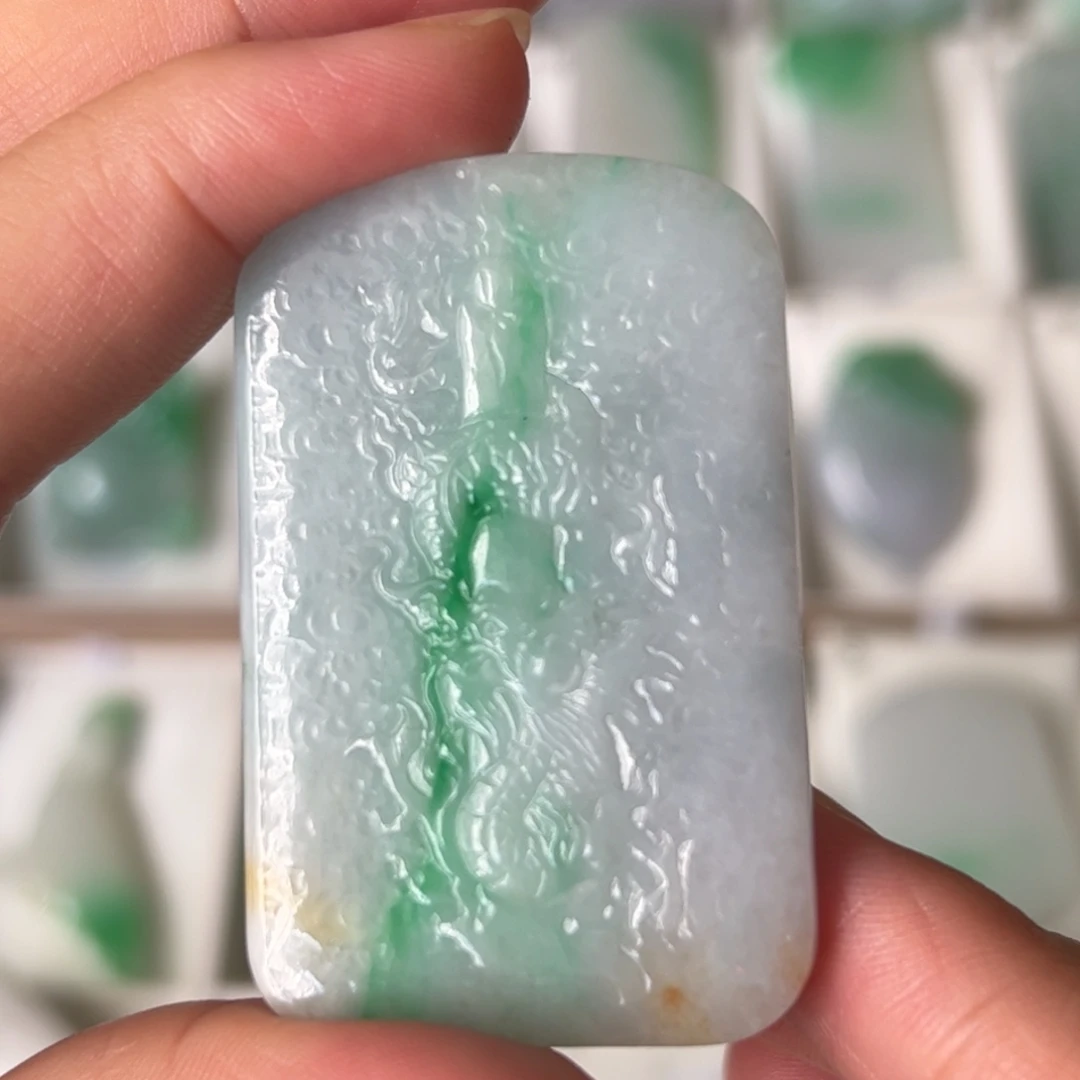翡翠未镶嵌颈饰龙