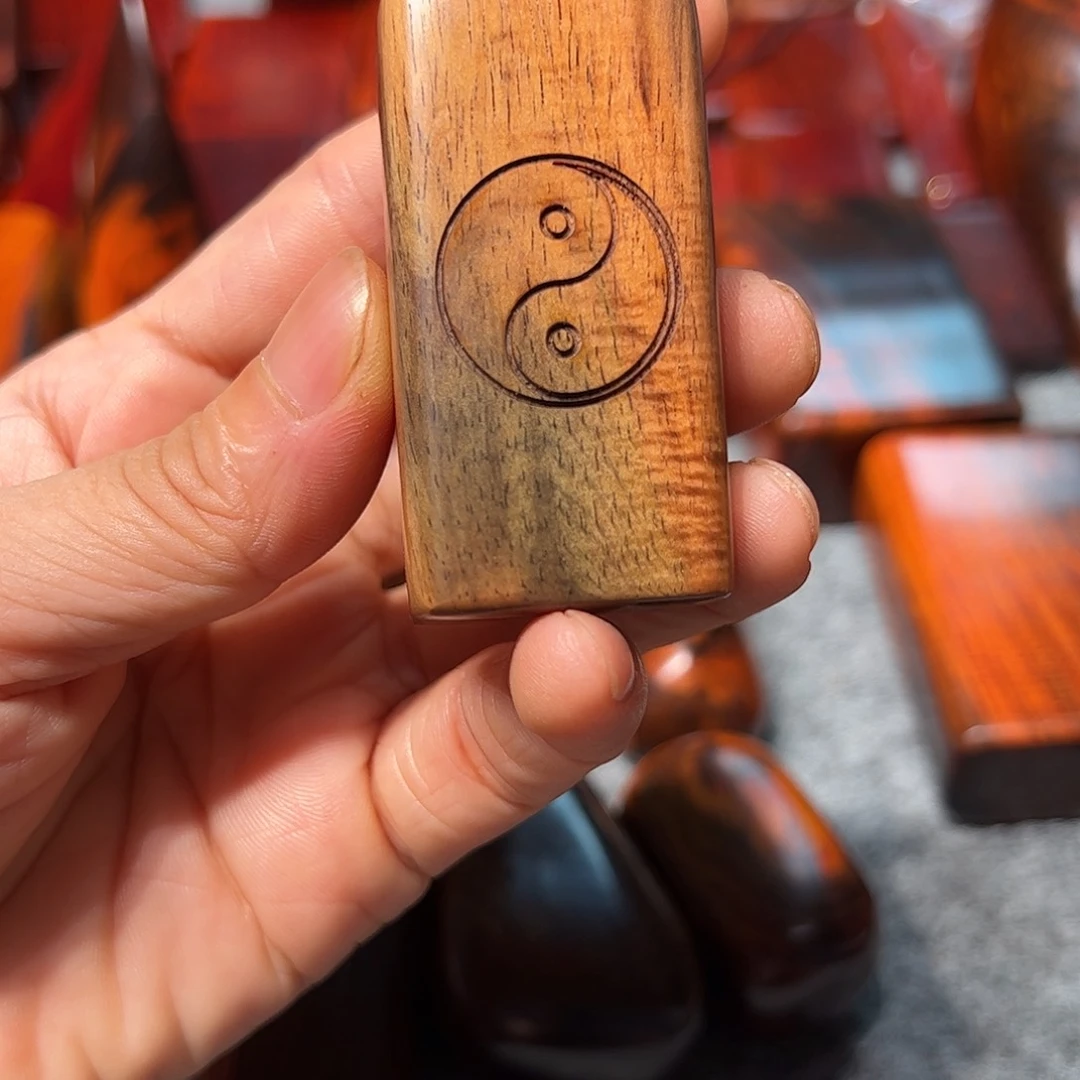 ′***交趾黄檀（大红酸枝）