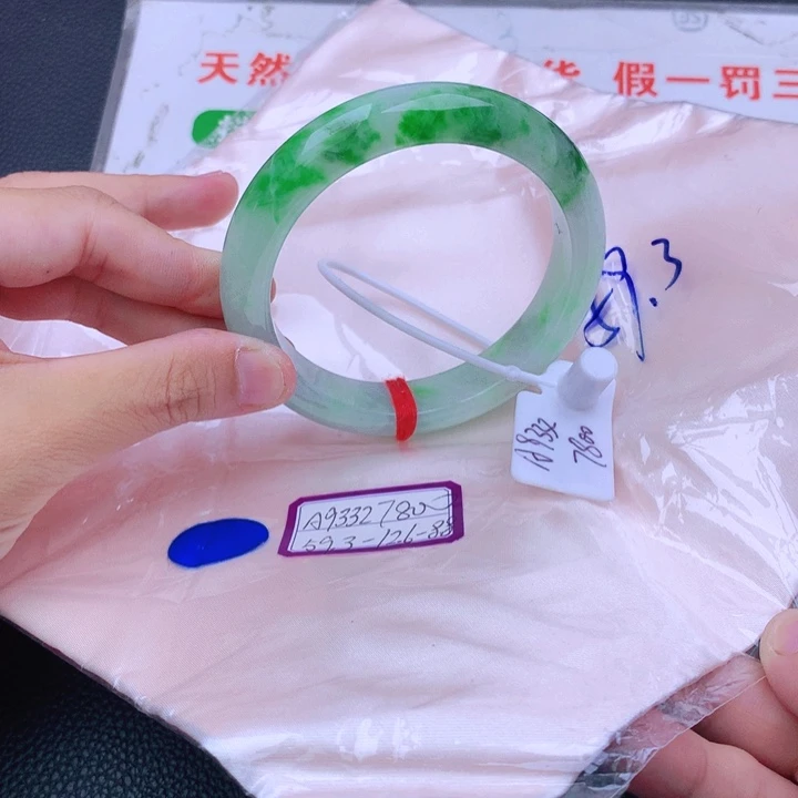 翡翠手镯未镶嵌翡翠