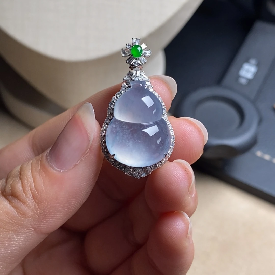 翡翠18K金镶嵌颈饰高冰蓝紫底飘花起光蓝葫芦吊坠
