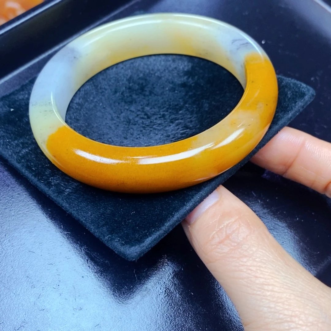 未镶嵌石英质玉（黄龙玉）颈饰