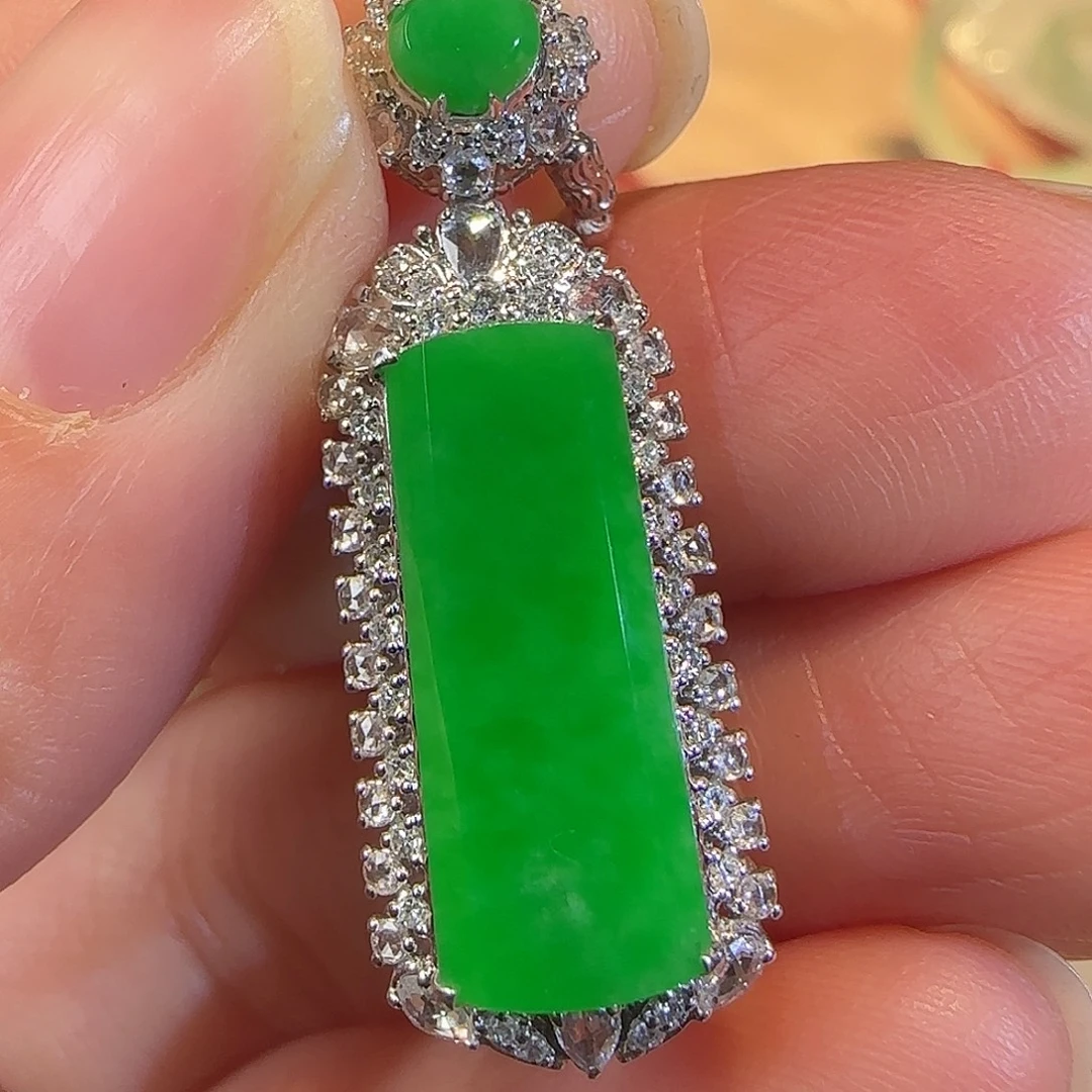 翡翠18K金镶嵌吊坠(赠链)