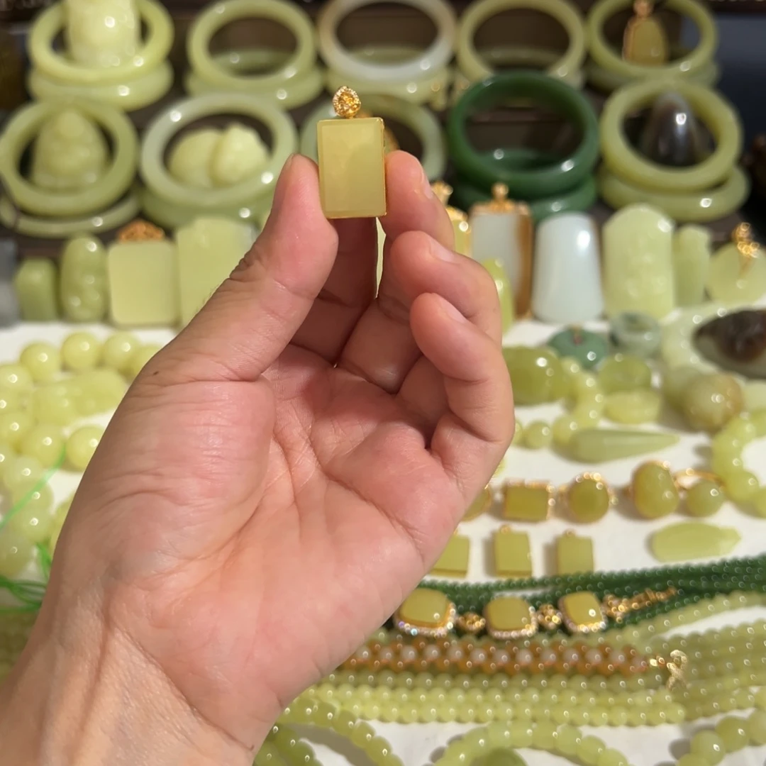 颈饰18K金镶嵌和田玉