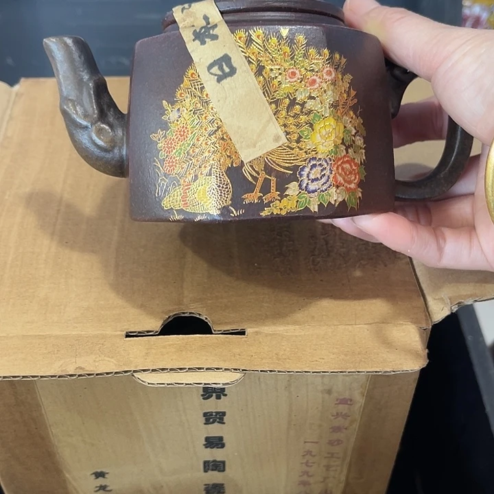 茶壶紫泥原矿泥料手工制作的一把紫砂壶。