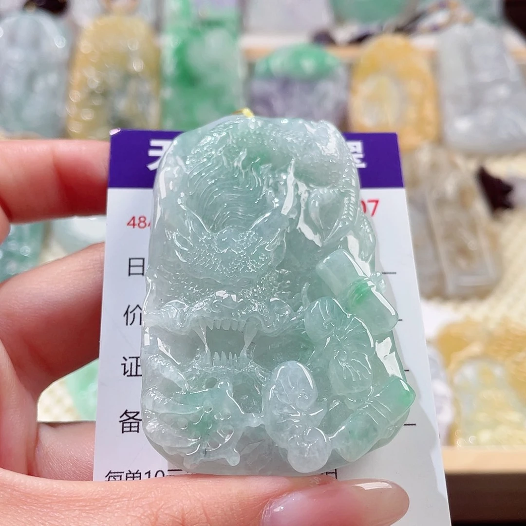 翡翠未镶嵌颈饰龙