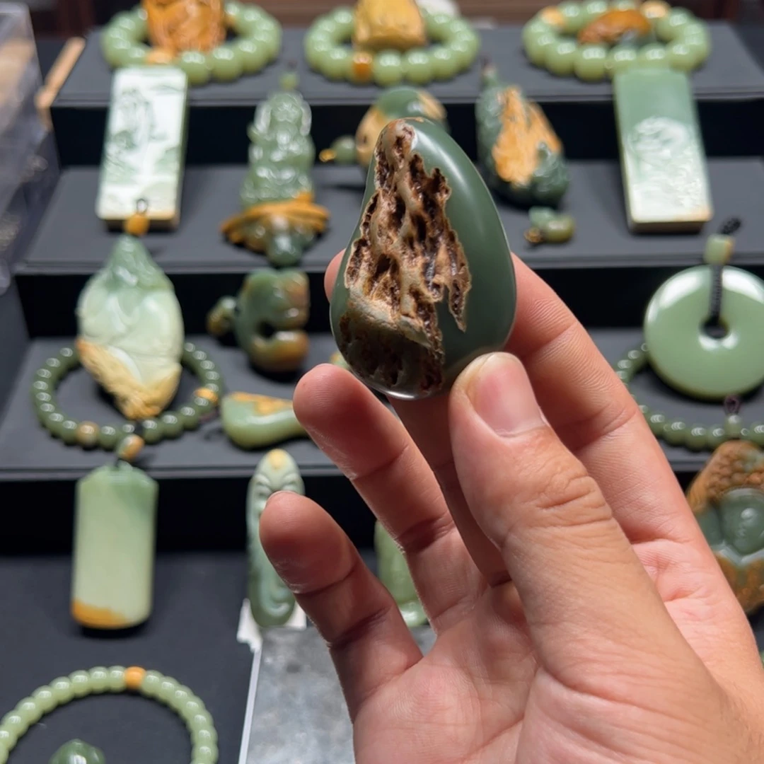忘***草岫岩河磨玉（透闪石质玉）未镶嵌颈饰挂件