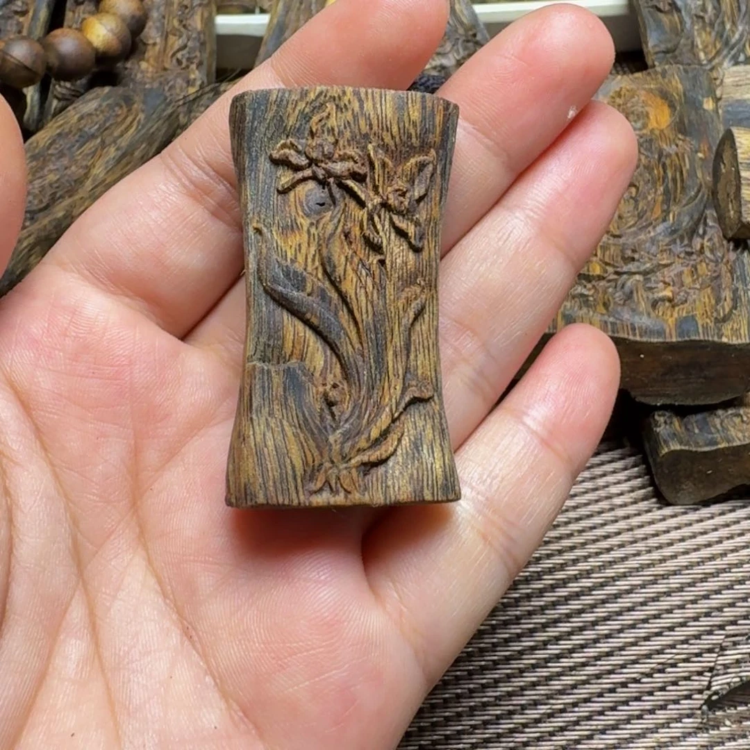 沉香碎屑沉香花**了白棋老料雕刻牌7克