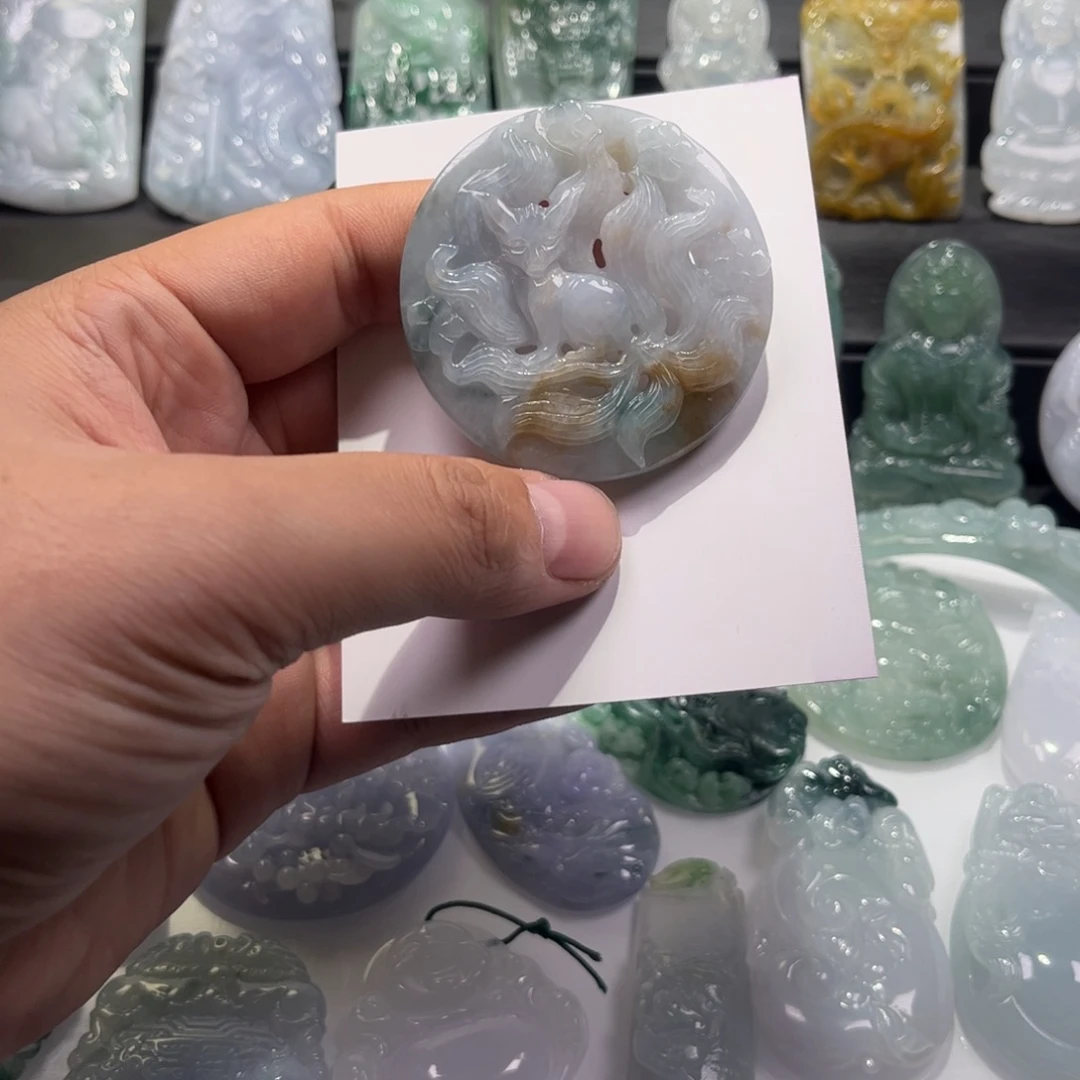 翡翠未镶嵌颈饰九尾狐