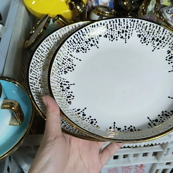 摆件陶瓷发两个。。。。。。