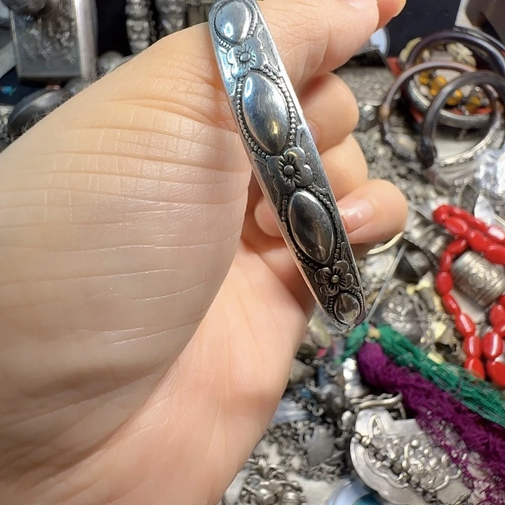 余****玻璃足银手镯一只