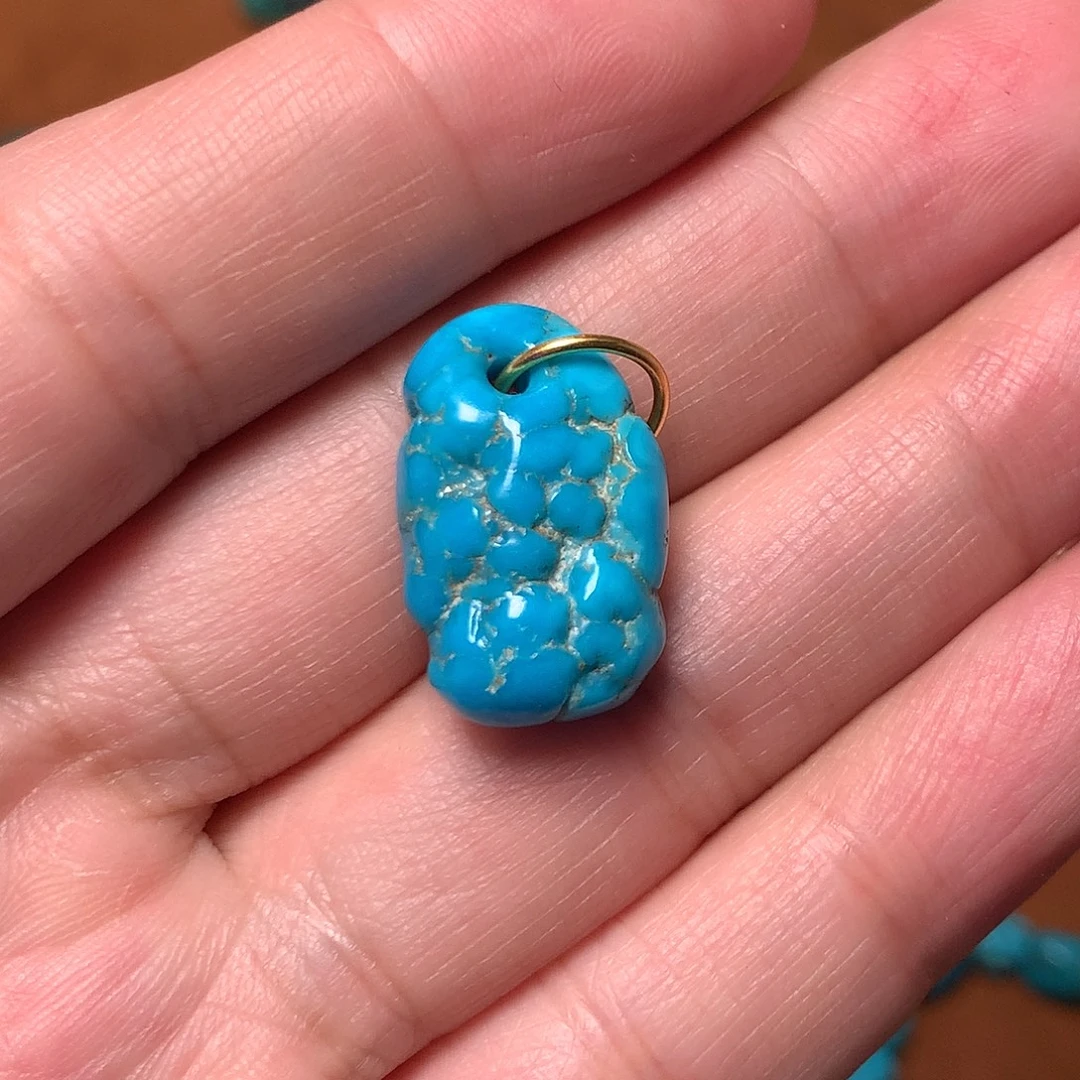 女***王绿松石未镶嵌珠宝奇石