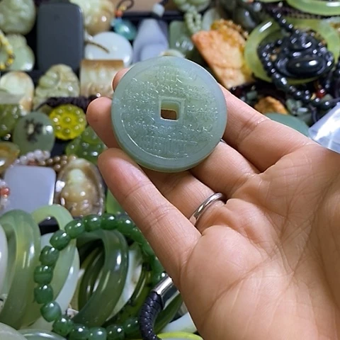 岫玉未镶嵌颈饰一个