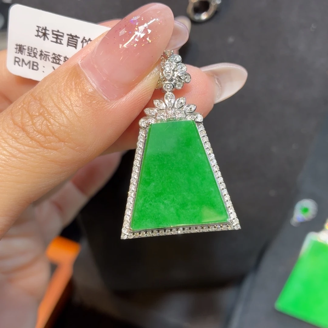 翡翠18K金镶嵌颈饰天然缅甸翡翠