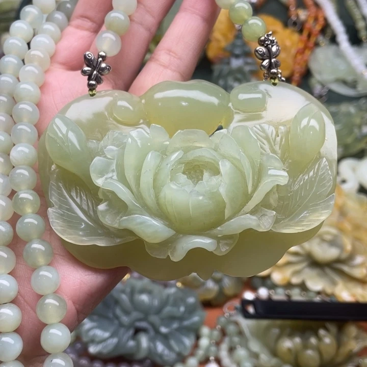 蛇纹石玉吊坠合金