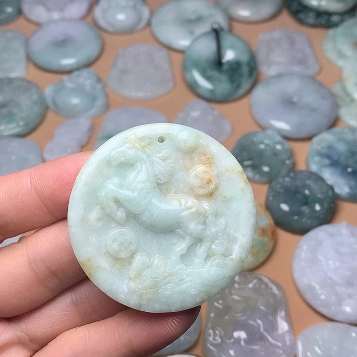 翡翠未镶嵌颈饰马牌