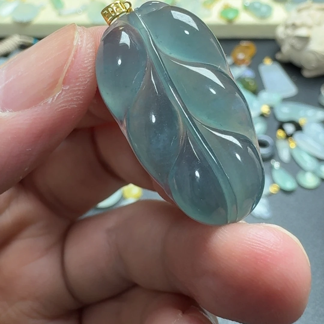 翡翠18K金镶嵌颈饰叶子